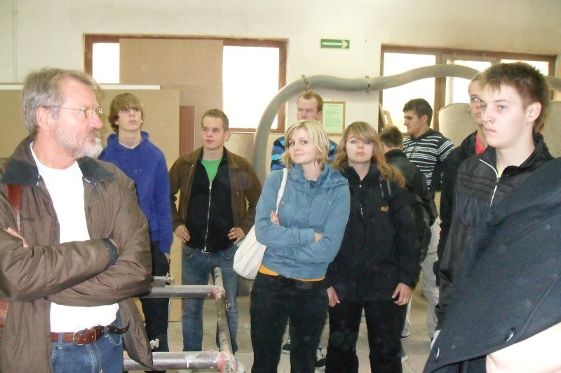 Die Gruppe in den Holzwerkstätten der Partnerschule und etwas später ... Die Gruppe in den Holzwerkstätten der Partnerschule und etwas später ...