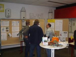 Uwe Wellmann stellt den Firmenvertretern die unterrichtliche Arbeit vor.