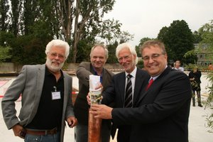 Regionspräsident Hauke Jagau, der hannoversche Bürgermeister Bernd Strauch, Architekt Ansgar Wiegmann vom Büro Raumplan und Schulleiter Ulrich Erdmann von der BBS 3 (von rechts nach links)... Regionspräsident Hauke Jagau, der hannoversche Bürgermeister Bernd Strauch, Architekt Ansgar Wiegmann vom Büro Raumplan und Schulleiter Ulrich Erdmann von der BBS 3 (von rechts nach links)...