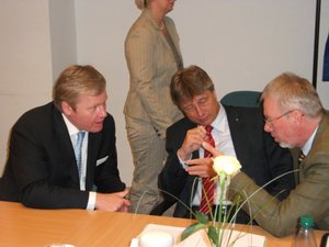 Generalsekretär Dr. Brickwedde, Kultusminister Dr. Althusmann mit Schulleiter Herrn Steenblock, BBS WHV (v. l.)