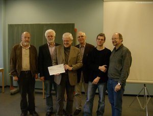 Feierliche Scheckübergabe mit Vertretern des Seniorenbundes Laatzen, dem Schulleiter (2. v. l.), dem Projektleiter sowie einem mitreisenden Auszubildenden