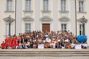 Gruppenbild - Die polnischen Gäste aus Poznan in der BBS 3 vor dem Baum der Toleranz.