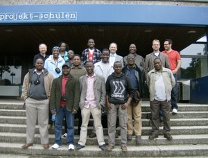 Gäste und Gastgeber beim obligatorischen Gruppenfoto vor der BBS 3 Gäste und Gastgeber beim obligatorischen Gruppenfoto vor der BBS 3