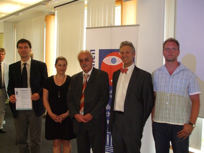 Von links: Herr Dr. Krywkow (seecon), Frau v. Steinäcker, Herr Bruns (beide FBZ Garbsen), Herr Prof. Dr. Gerhard de Haan (Vorsitzender des Nationalkomitees der UN-Dekade), Herr Wellmann (BBS 3) Von links: Herr Dr. Krywkow (seecon), Frau v. Steinäcker, Herr Bruns (beide FBZ Garbsen), Herr Prof. Dr. Gerhard de Haan (Vorsitzender des Nationalkomitees der UN-Dekade), Herr Wellmann (BBS 3)