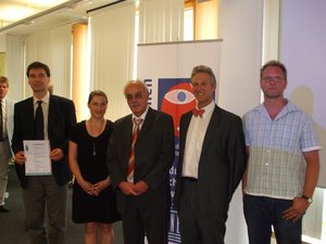 Von links: Herr Dr. Krywkow (seecon), Frau v. Steinäcker, Herr Bruns (beide FBZ Garbsen), Herr Prof. Dr. Gerhard de Haan (Vorsitzender des Nationalkomitees der UN-Dekade), Herr Wellmann (BBS 3) Von links: Herr Dr. Krywkow (seecon), Frau v. Steinäcker, Herr Bruns (beide FBZ Garbsen), Herr Prof. Dr. Gerhard de Haan (Vorsitzender des Nationalkomitees der UN-Dekade), Herr Wellmann (BBS 3)