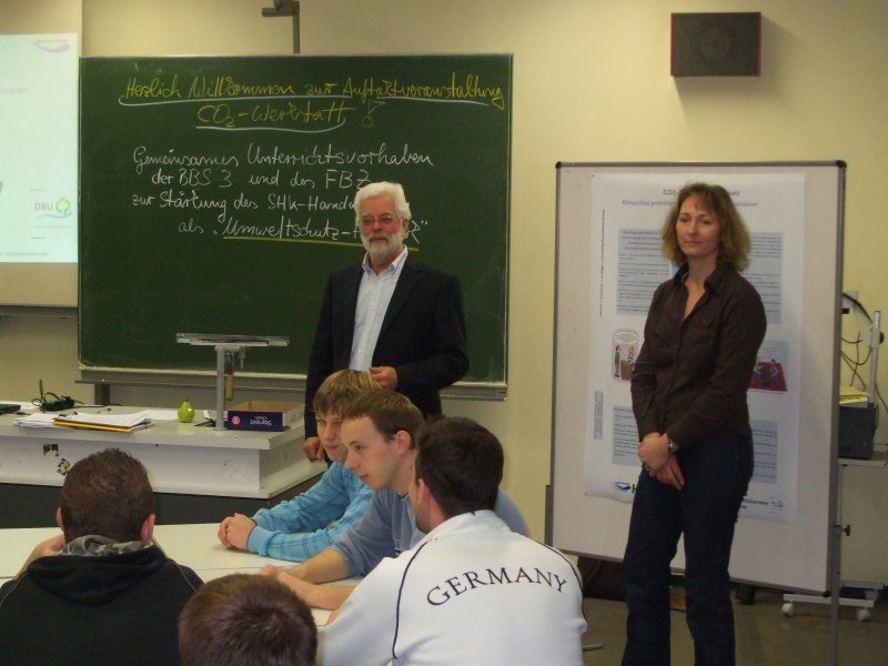 Schulleiter Ulrich Erdmann und Geschäftsführerin der Firma Seecon Dagmar Ridder erklären, worum es bei dem Projekt geht. Schulleiter Ulrich Erdmann und Geschäftsführerin der Firma Seecon Dagmar Ridder erklären, worum es bei dem Projekt geht.