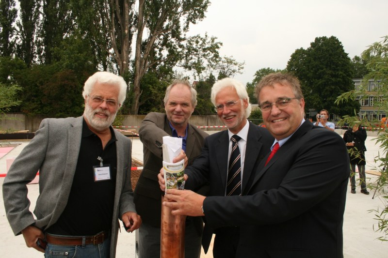 Regionspräsident Hauke Jagau, der hannoversche Bürgermeister Bernd Strauch, Architekt Ansgar Wiegmann vom Büro Raumplan und Schulleiter Ulrich Erdmann von der BBS 3 (von rechts nach links)... Regionspräsident Hauke Jagau, der hannoversche Bürgermeister Bernd Strauch, Architekt Ansgar Wiegmann vom Büro Raumplan und Schulleiter Ulrich Erdmann von der BBS 3 (von rechts nach links)...
