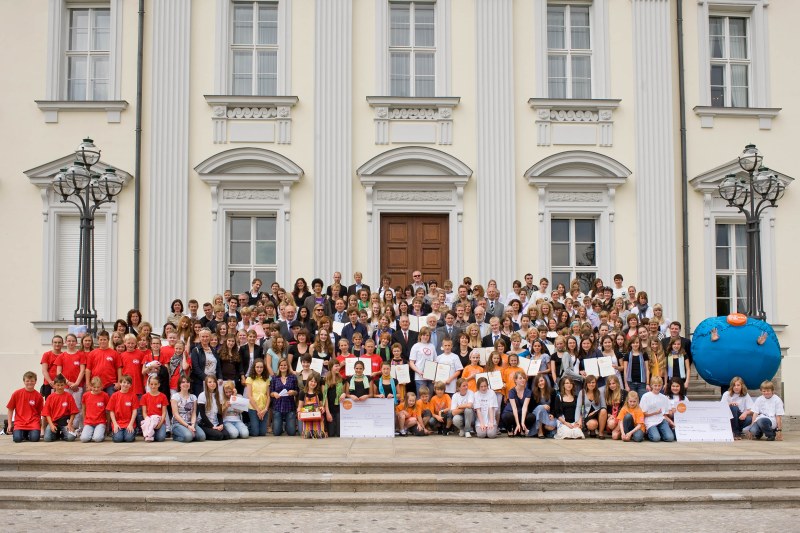 Gruppenbild - Die polnischen Gäste aus Poznan in der BBS 3 vor dem Baum der Toleranz. Gruppenbild - Die polnischen Gäste aus Poznan in der BBS 3 vor dem Baum der Toleranz.