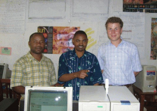 Mr. Ibrahim, Lehrer für Informatik, Schulleiter Mr. Mwarabu und Jan Austing testen die neue Internetverbindung